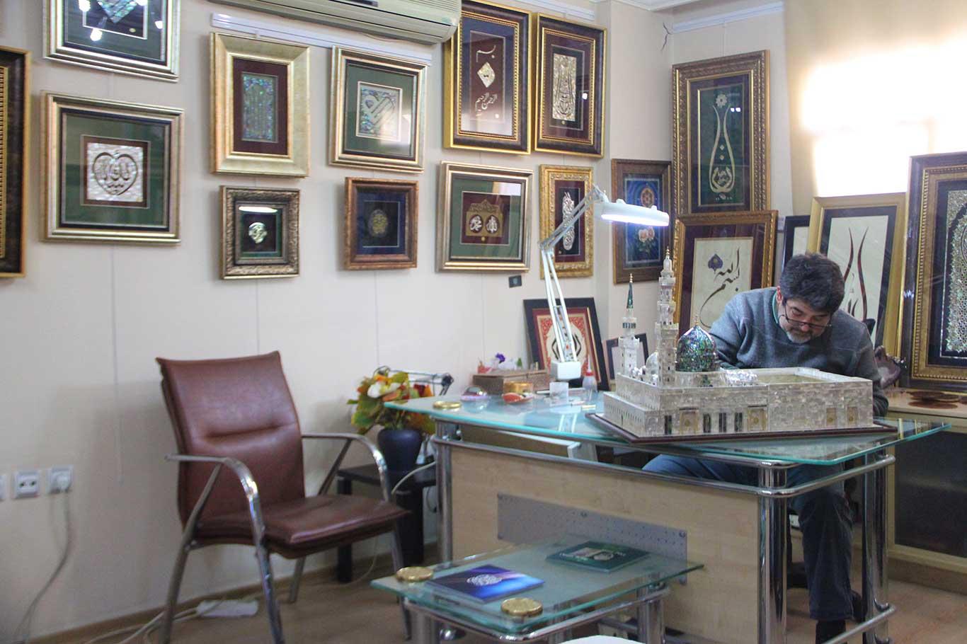 Adanalı öğretmen, sedef parçalarından Mescid-i Nebi maketini yaptı Adanalı öğretmen, sedef parçalarından Mescid-i Nebi maketini yaptı